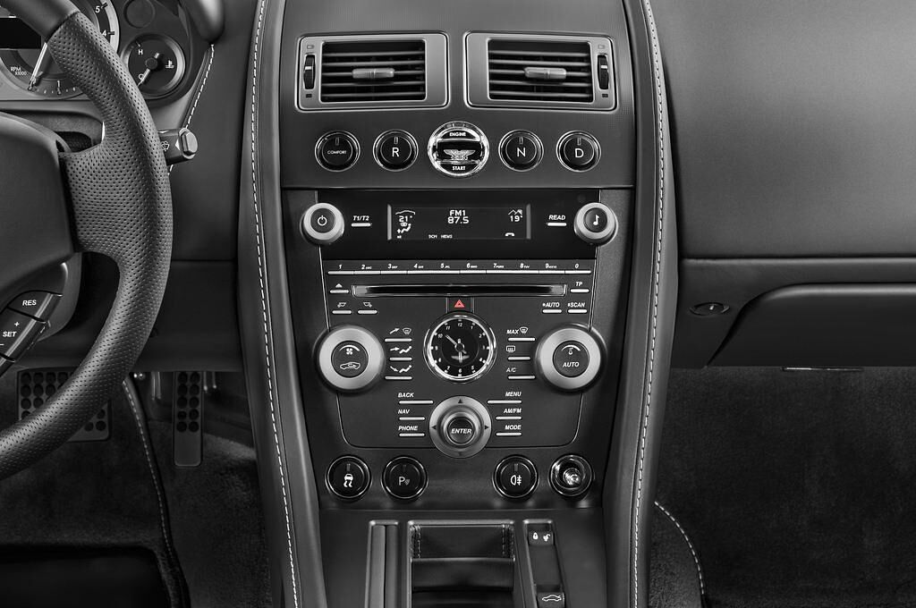 Aston Martin V8 Vantage (Baujahr 2010) - 3 Türen Mittelkonsole