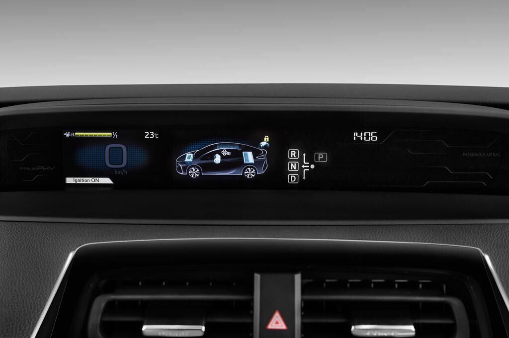 Toyota Prius Plug-in Hybride (Baujahr 2017) Solar 5 Türen Tacho und Fahrerinstrumente