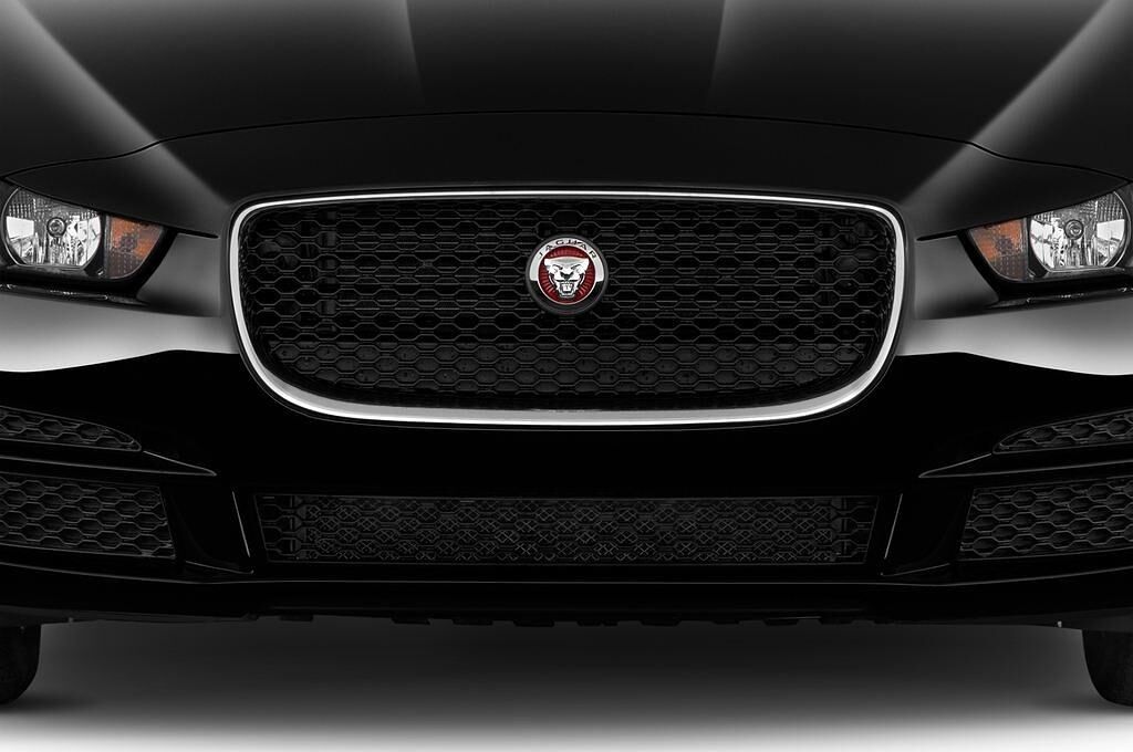 Jaguar XE (Baujahr 2018) Prestige 4 Türen Kühlergrill und Scheinwerfer