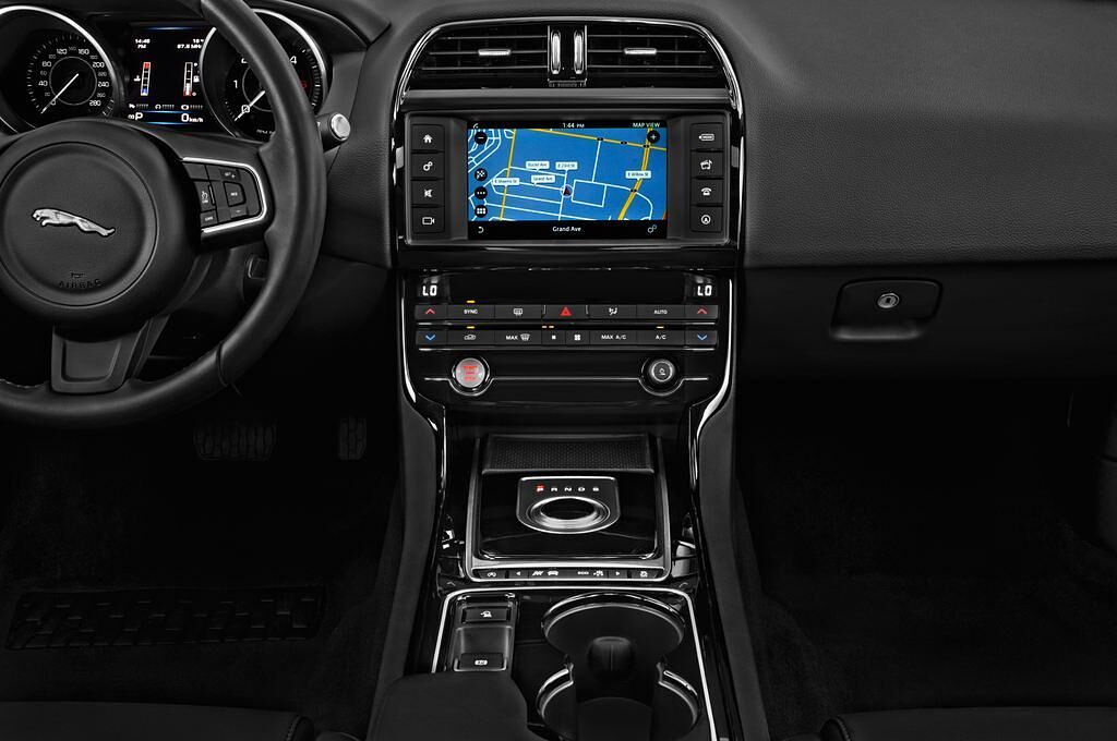 Jaguar XE (Baujahr 2018) Prestige 4 Türen Mittelkonsole
