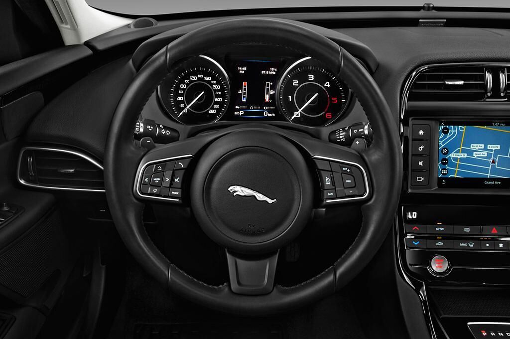 Jaguar XE (Baujahr 2018) Prestige 4 Türen Lenkrad