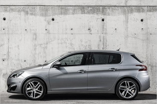 Mit 4,25 Meter ist der Peugeot 308 exakt so lang wie der VW Golf