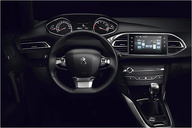 Das Cockpit des 308 wirkt angenehm funktional, den Touchscreen gibt es aber nicht in der Basisversion