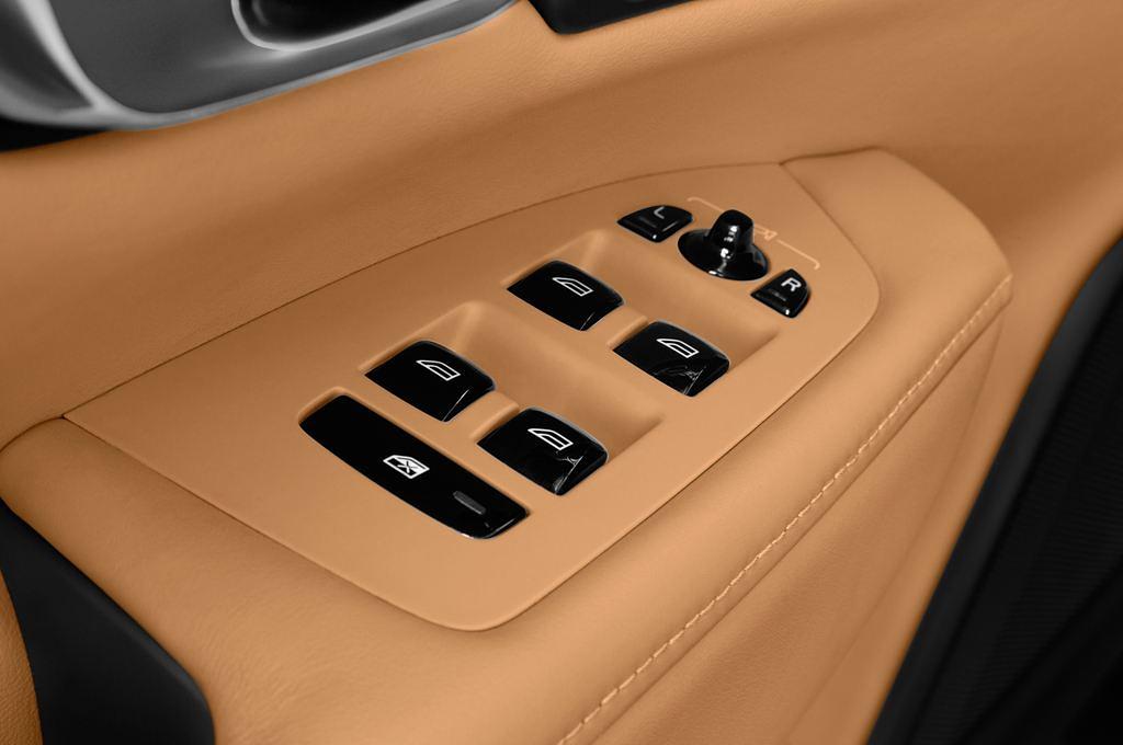 Volvo V90 (Baujahr 2017) Cross Country Pro 5 Türen Bedienungselemente Tür