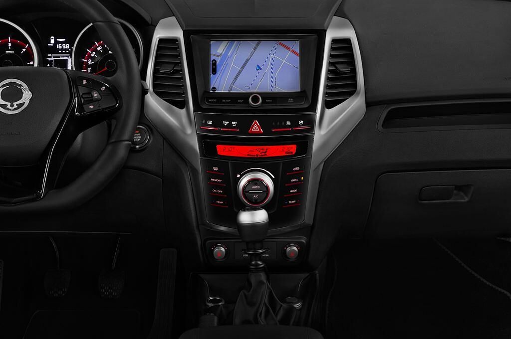 SsangYong XLV (Baujahr 2017) Sapphire 5 Türen Mittelkonsole