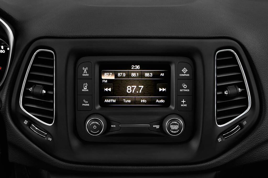 Jeep Compass (Baujahr 2017) Sport 5 Türen Radio und Infotainmentsystem