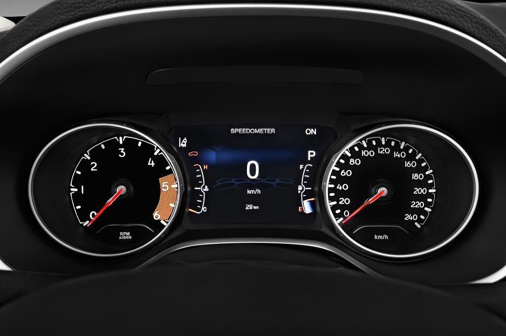 Jeep Compass (Baujahr 2017) Longitude 5 Türen Tacho und Fahrerinstrumente