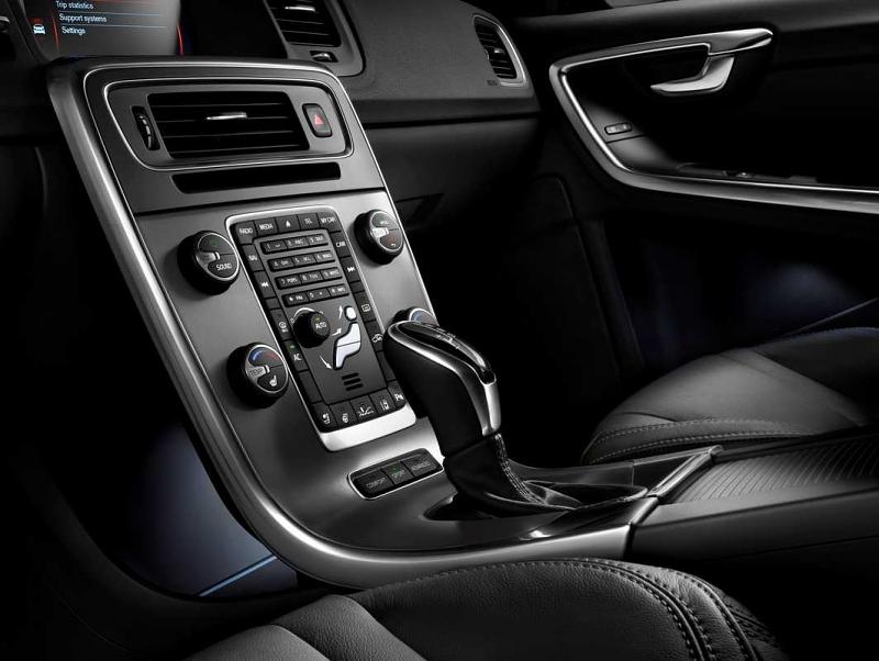 Der S60 ist auch mit einem neuen Achtgang-Automatikgetriebe erhältlich.