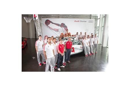 Basketballer des FC Bayern fahren Audi Basketballer des FC Bayern fahren Audi