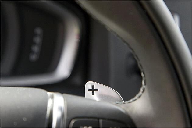 Für 190 Euro Aufpreis bietet Volvo jetzt auch erstmals Schaltpaddles am Lenkrad an