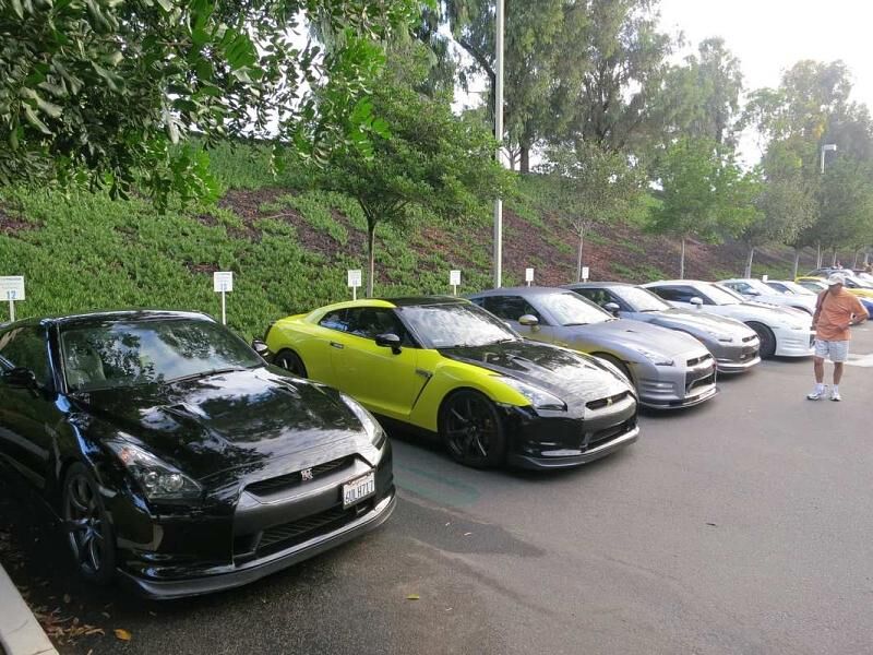 Ein ganz normaler Nissan GT-R-Parkplatz.