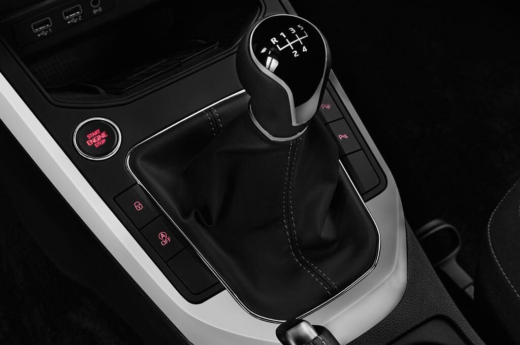 SEAT Arona (Baujahr 2018) Xcellence 5 Türen Schalthebel