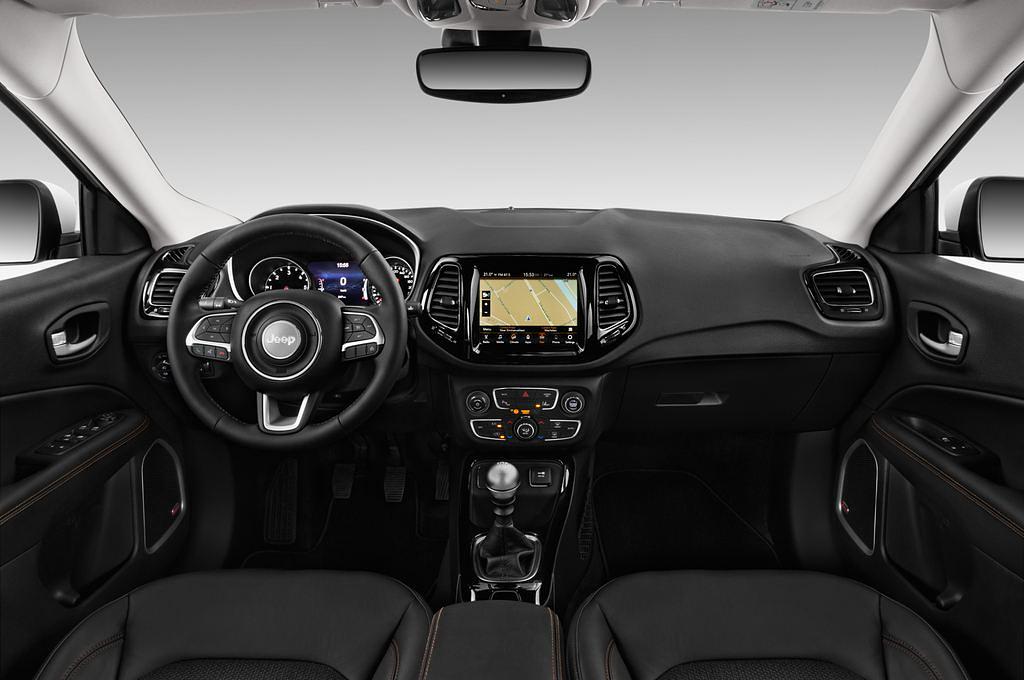 Jeep Compass (Baujahr 2017) Limited 5 Türen Cockpit und Innenraum
