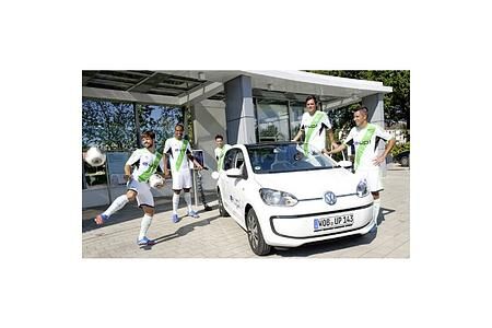 Volkswagen „elektrisiert“ den VfL Wolfsburg: Ab jetzt steht e-up! auf dem Trikot des Bundesligisten