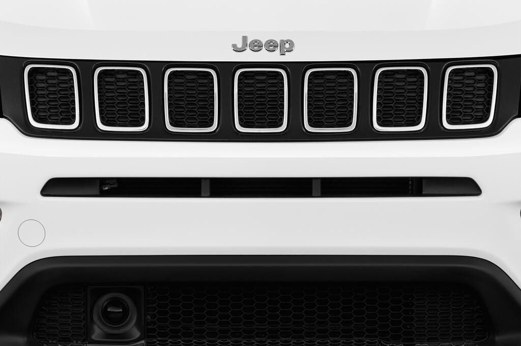 Jeep Compass (Baujahr 2017) Limited 5 Türen Kühlergrill und Scheinwerfer