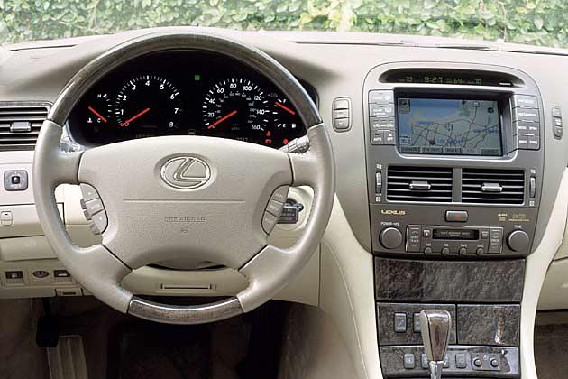 Luxus im Lexus: Tasten am Holz-/Lederlenkrad, Navigation und edel wirkende Materialien