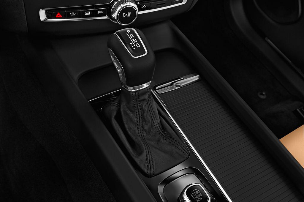 Volvo XC60 (Baujahr 2018) Inscription 5 Türen Schalthebel