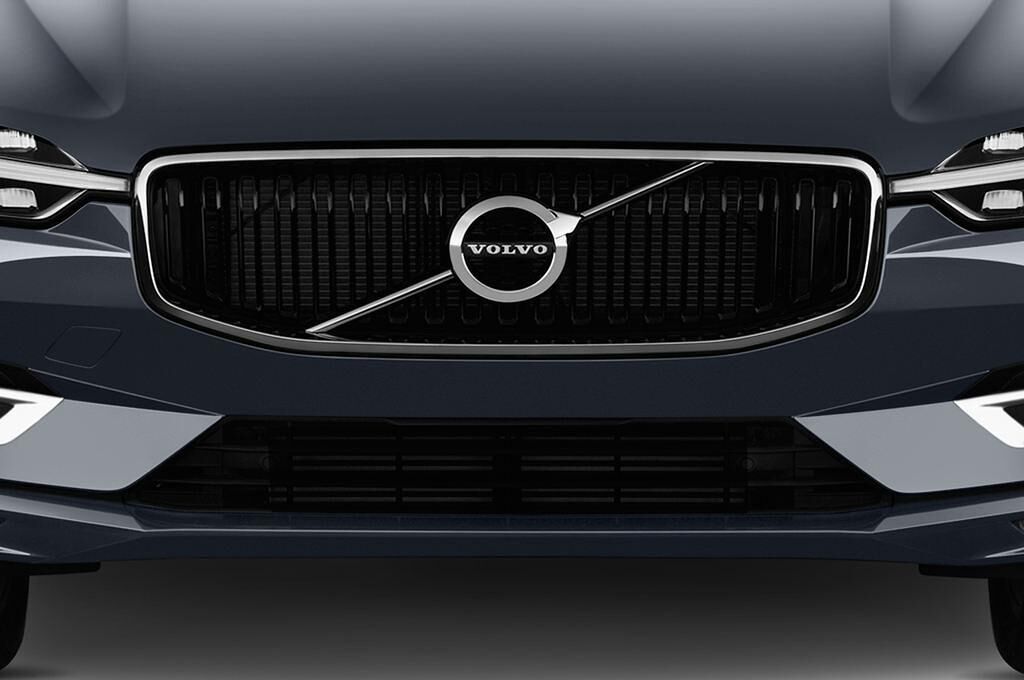 Volvo XC60 (Baujahr 2018) Inscription 5 Türen Kühlergrill und Scheinwerfer