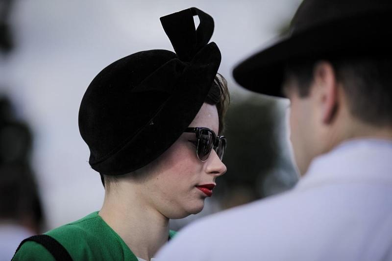 Sehen und gesehen werden heißt es beim Goodwood Revival - die Show findet auch neben der Rennstrecke statt