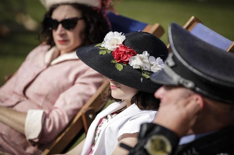 Sehen und gesehen werden heißt es beim Goodwood Revival - die Show findet auch neben der Rennstrecke statt