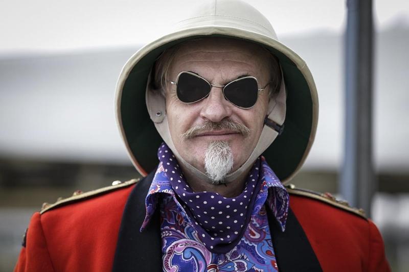 Sehen und gesehen werden heißt es beim Goodwood Revival - die Show findet auch neben der Rennstrecke statt