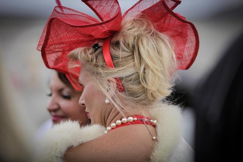 Sehen und gesehen werden heißt es beim Goodwood Revival - die Show findet auch neben der Rennstrecke statt