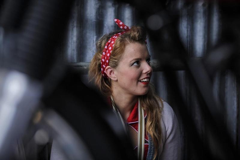 Sehen und gesehen werden heißt es beim Goodwood Revival - die Show findet auch neben der Rennstrecke statt