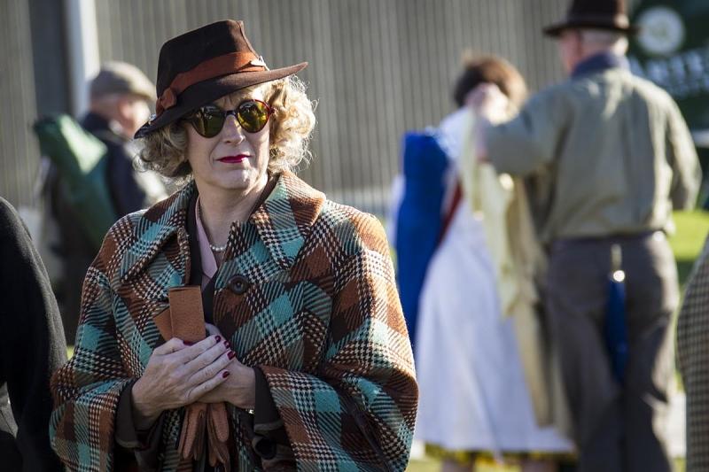 Sehen und gesehen werden heißt es beim Goodwood Revival - die Show findet auch neben der Rennstrecke statt