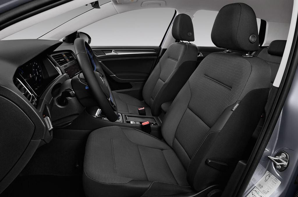 Volkswagen Golf (Baujahr 2017) e 5 Türen Vordersitze