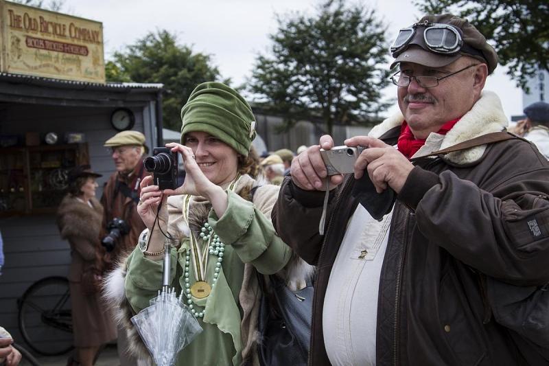 Sehen und gesehen werden heißt es beim Goodwood Revival - die Show findet auch neben der Rennstrecke statt