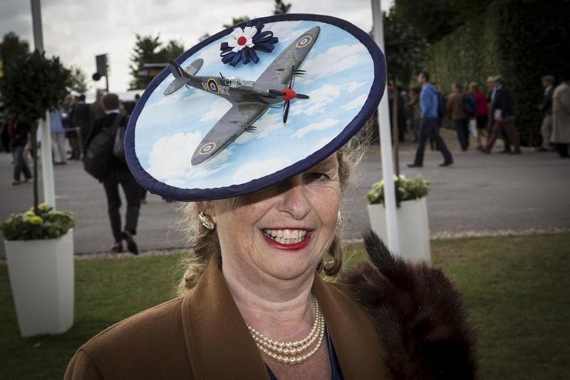 Sehen und gesehen werden heißt es beim Goodwood Revival - die Show findet auch neben der Rennstrecke statt