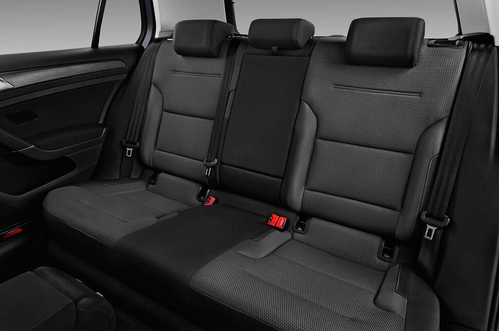 Volkswagen Golf (Baujahr 2017) e 5 Türen Rücksitze