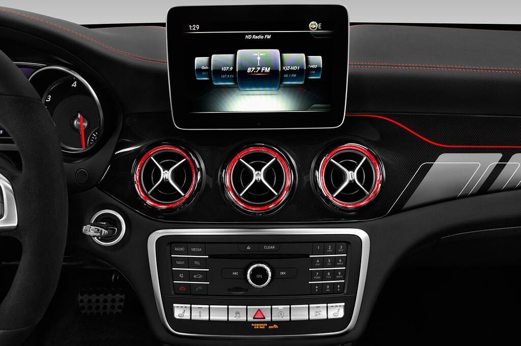 Mercedes GLA (Baujahr 2018) AMG 45 5 Türen Radio und Infotainmentsystem