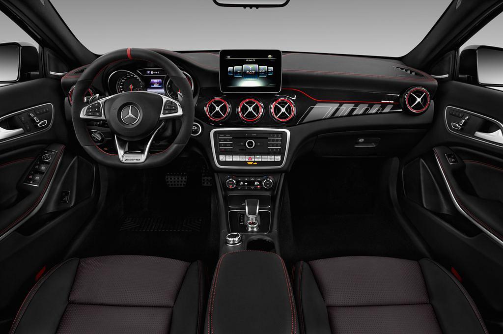 Mercedes GLA (Baujahr 2018) AMG 45 5 Türen Cockpit und Innenraum