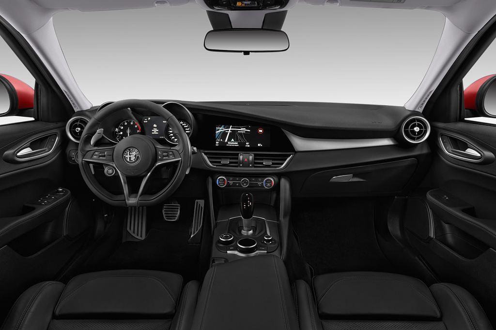 Alfa Romeo Giulia (Baujahr 2018) Veloce 4 Türen Cockpit und Innenraum