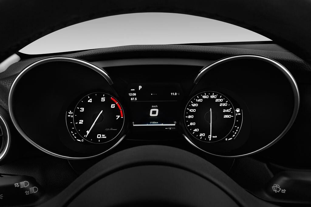 Alfa Romeo Giulia (Baujahr 2018) Veloce 4 Türen Tacho und Fahrerinstrumente