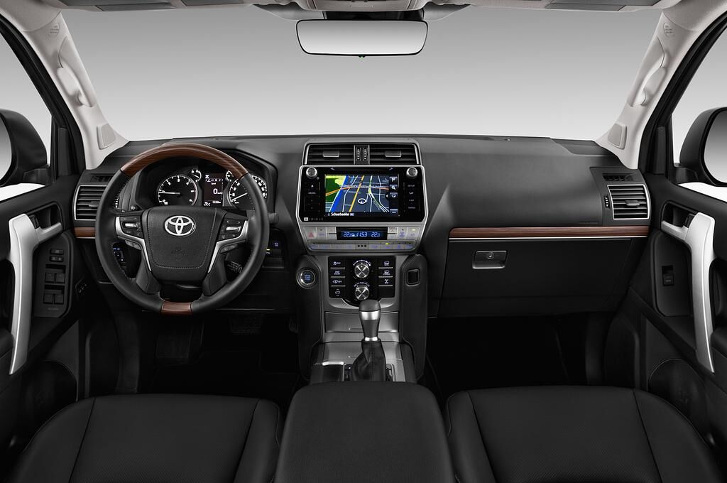 Toyota Landcruiser (Baujahr 2018) Executive 5 Türen Cockpit und Innenraum