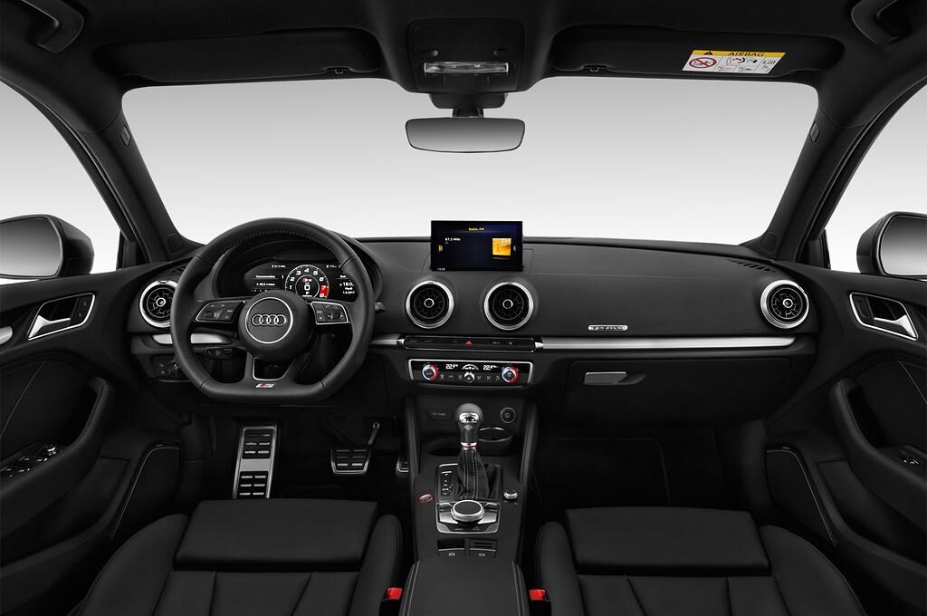Audi S3 Sportback (Baujahr 2018) - 5 Türen Cockpit und Innenraum
