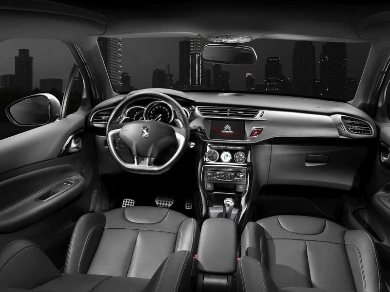 Das Cockpit des Citroen DS3 Cabrio.