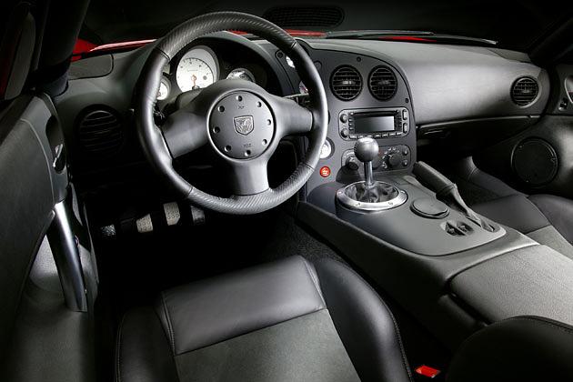 Schwarz, spartanisch, sportlich: Cockpit der Viper