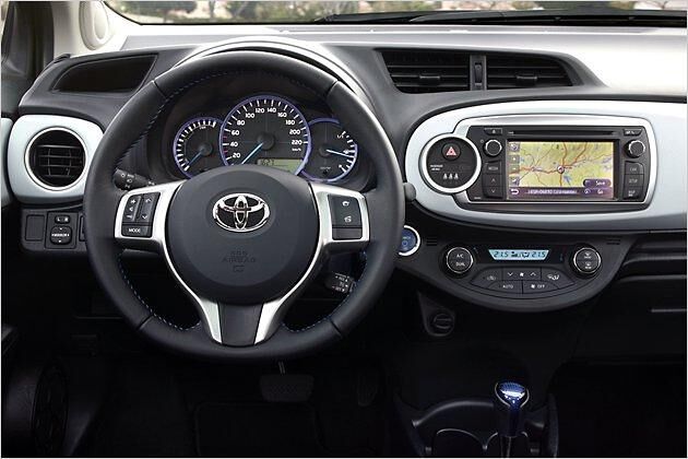 Im Cockpit gibt es bläuliche Armaturenbrett-Einlagen und weitere blaue Details