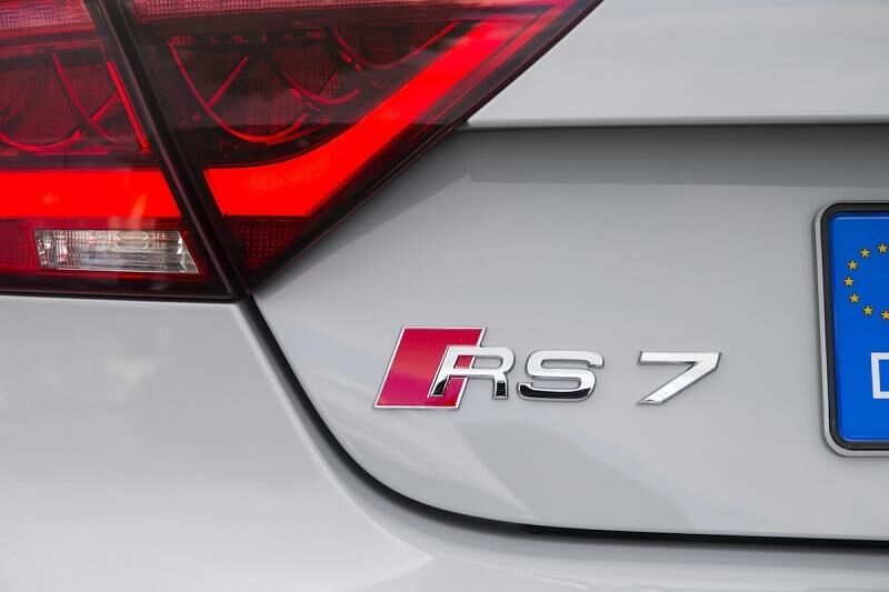 Das der \"RS-Schriftzug\" ziert das Heck des Audi RS 7 Sportback