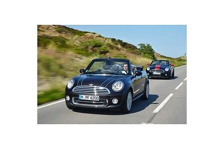 MINI Cabrio und MINI Roadster – zwei Highlights auf der nach oben offenen Fahrspaß-Skala.
