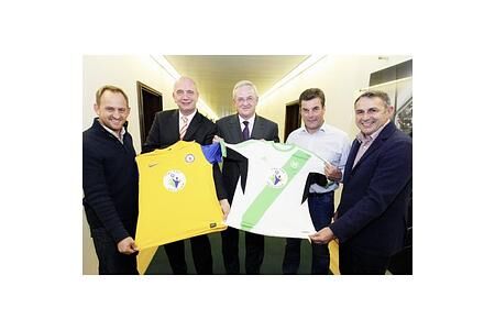 Schulterschluss zwischen VfL und Eintracht für Kinderhilfsaktion „A chance to play"