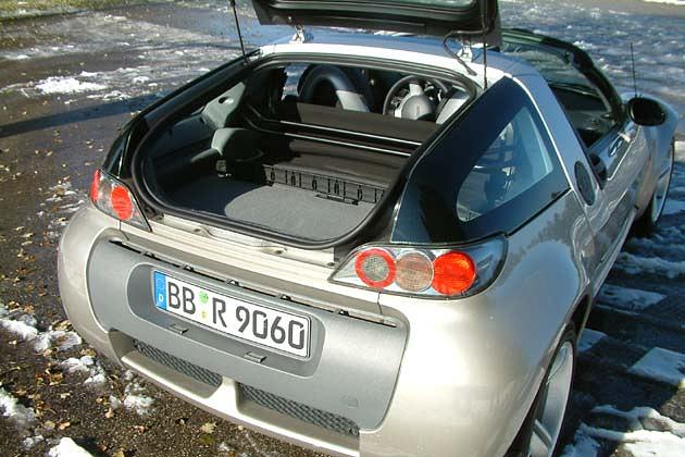 Der Kofferraum im Heck bietet bei offenem Verdeck 104 Liter Stauraum