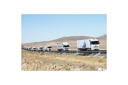 „Wings on Wheels“ am Ziel – 11 Mercedes-Actros erreichen syrische Flüchtlingscamps in der Türkei