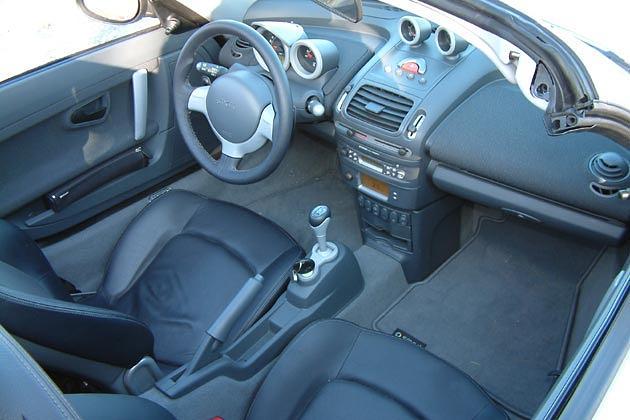 Das Cockpit macht einen sportlichen Eindruck