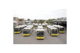 Fünf Mercedes Hybrid-Gelenkbusse mit neuer Plug-In Technik flüstern durch Stuttgart