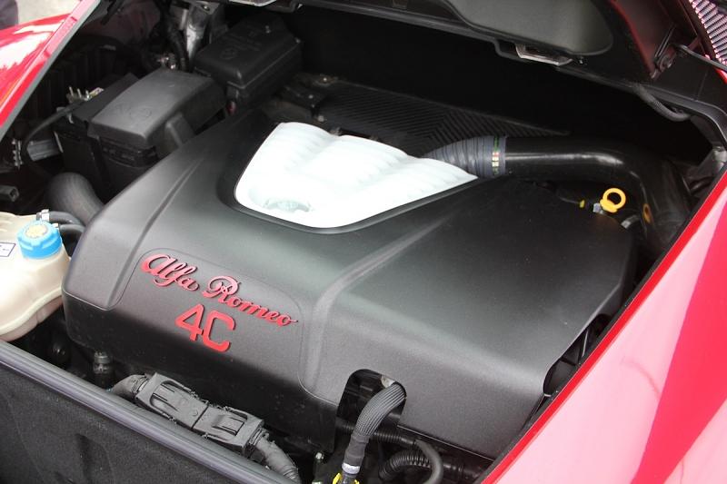 Der Vierzylinder-Alu-Motor leistet 240 PS