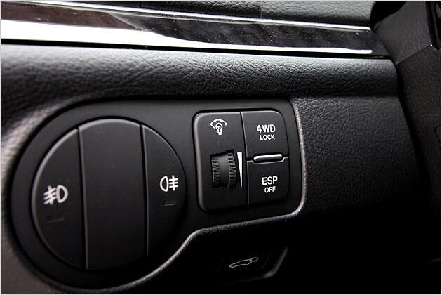 Links neben dem Lenkrad gibt es einen 4WD-Lock-Schalter, mit der man eine Eins-zu-Eins-Kraftverteilung zwischen den Achsen festlegt